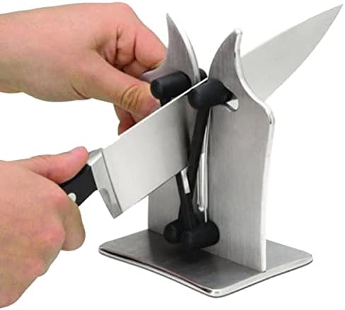 Afilando un cuchillo en el afilador