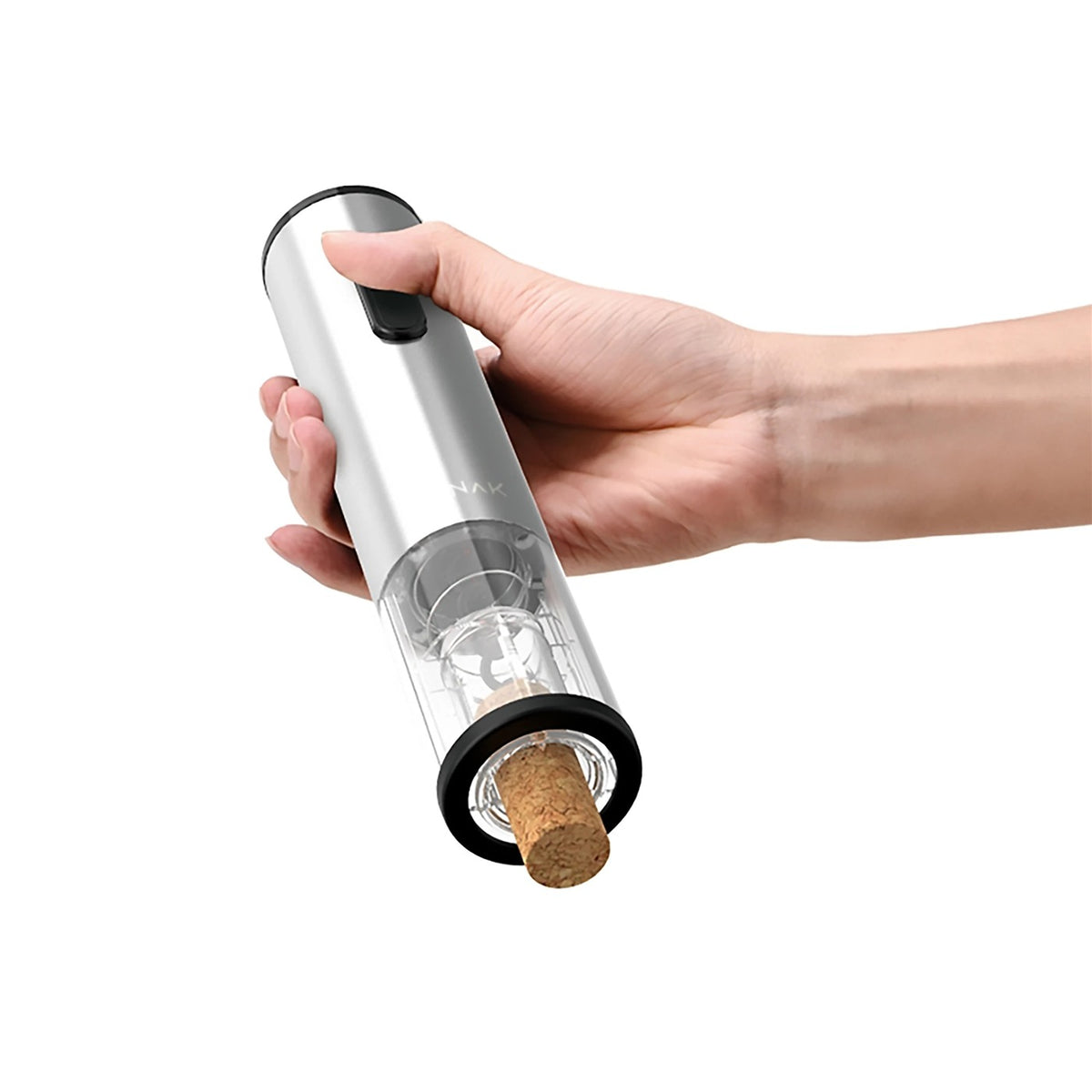 Sacacorchos eléctrico de acero inoxidable junto a una copa de vino